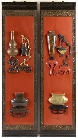 COPPIA DI PANNELLI IN LEGNO LACCATO E DORATO<br>Cina, XX secolo<br>