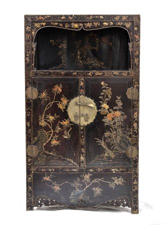 ARMADIO IN LEGNO LACCATO E DIPINTO<br>Cina, XX secolo