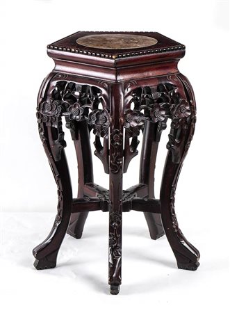 PIEDISTALLO IN LEGNO INTAGLIATO<br>Cina o Sud-est asiatico, XX secolo