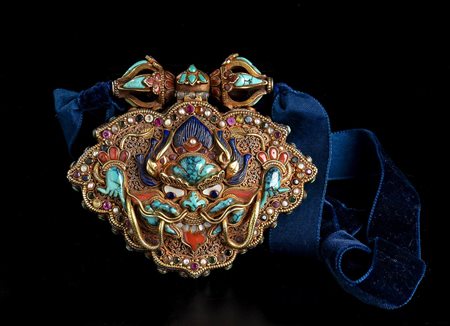 GAU IN ARGENTO CON INTARSI IN PIETRE DURE E MADREPERLA<br>Nepal, XIX-XX secolo<br><br>