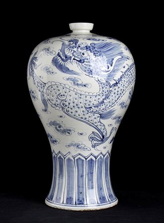 GRANDE VASO IN PORCELLANA 'BIANCO E BLU' CON DECORO DI DRAGO, MAEBYEONG<br>Corea, dinastia Joseon, XIX secolo