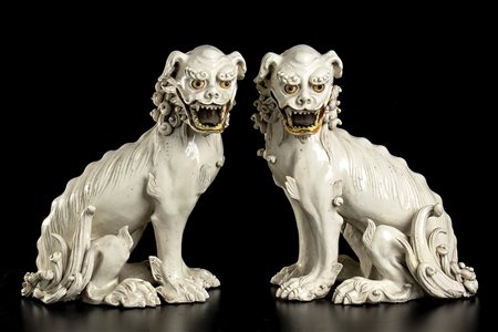 COPPIA DI LEONI BUDDHISTI IN CERAMICA INVETRIATA<br>Giappone, XIX secolo