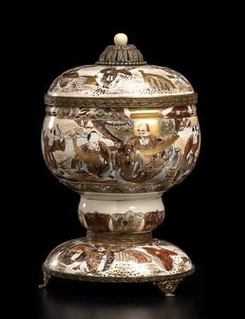 COPPA A STELO CON COPERCHIO IN CERAMICA SATSUMA E MONTATURA IN BRONZO<br>la coppa Giappone, periodo Meiji; la montatura Europa, fine XIX – inizio XX secolo<br>