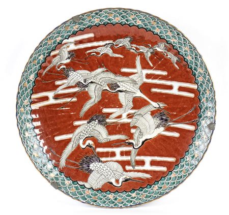 GRANDE PIATTO IN PORCELLANA DI ARITA<br>Giappone, periodo Meiji<br>