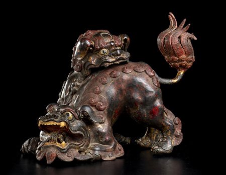 SCULTURA IN BRONZO LACCATO CON DUE LEONI BUDDHISTI<br>Giappone, XIX secolo<br>