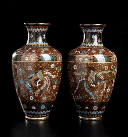COPPIA DI VASI A BALAUSTRO IN METALLO CON DECORO CLOISONNÉ<br>Giappone, prima metà del XX secolo<br>