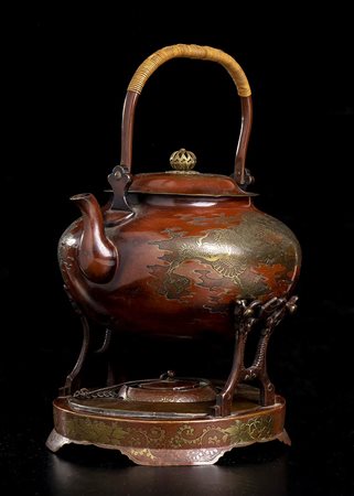 TEIERA CON COPERCHIO IN METALLO SMALTATO E DORATO CON SUA BASE E FILTRO<br>Giappone, inizio del XX secolo<br><br>