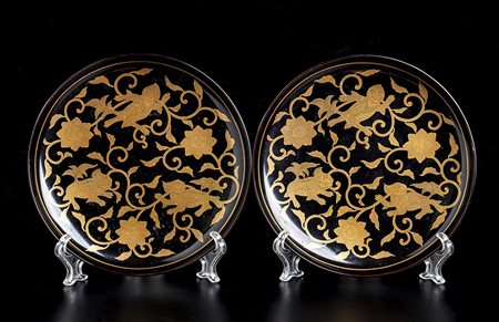 COPPIA DI PIATTINI IN LEGNO LACCATO E DORATO<br>Giappone, periodo Meiji