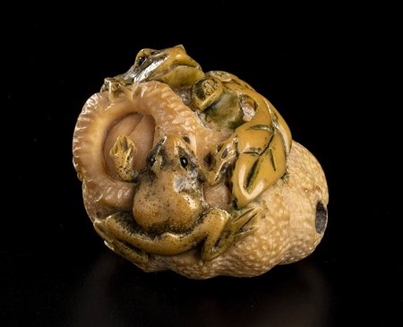 NETSUKE IN AVORIO CON FRUTTO E RANE<br>Giappone, XX secolo<br><br><br>