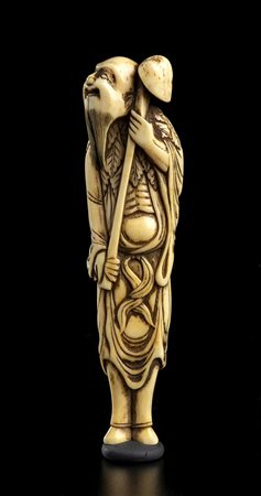 NETSUKE IN AVORIO CON SENNIN<br>Giappone, periodo Edo, XVIII secolo<br><br>