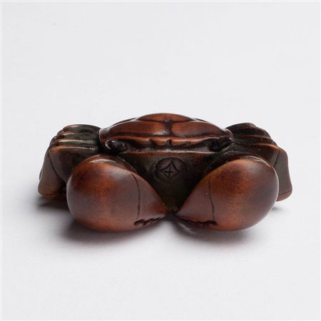 NETSUKE IN LEGNO CON GRANCHIO<br>Giappone, XIX secolo<br>
