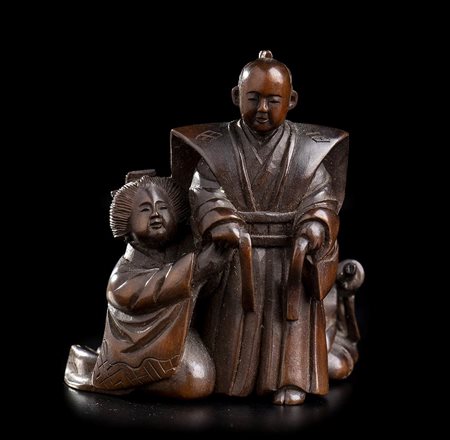 NETSUKE IN LEGNO CON SAMURAI E DUE DONNE<br>Giappone, seconda metà del XIX secolo<br><br>