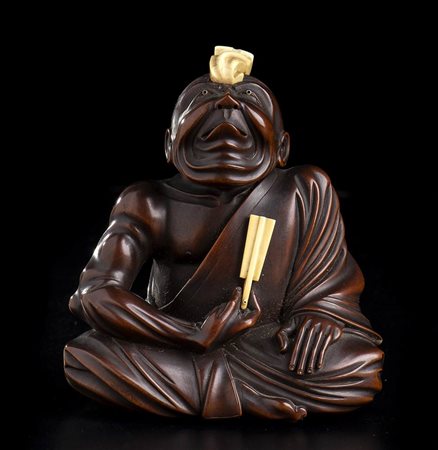 OKIMONO IN LEGNO E AVORIO CON PERSONAGGIO SEDUTO<br>Giappone, periodo Meiji<br>
