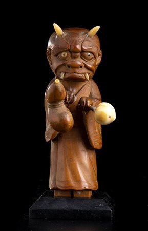 OKIMONO IN LEGNO, AVORIO E CORNO CON ONI TRAVESTITO DA MONACO<br>Giappone, periodo Meiji