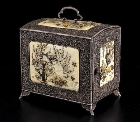COFANETTO 'SHIBAYAMA' IN LEGNO LACCATO, ARGENTO E AVORIO CON INTARSI DI MADREPERLA, KODANSU<br>Giappone, periodo Meiji