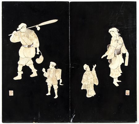 COPPIA DI PANNELLI IN LEGNO LACCATO E INTARSIATO<br>Giappone, periodo Meiji<br>