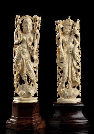 DUE SCULTURE DI DIVINITÀ IN AVORIO<br>India, inizio del XX secolo
