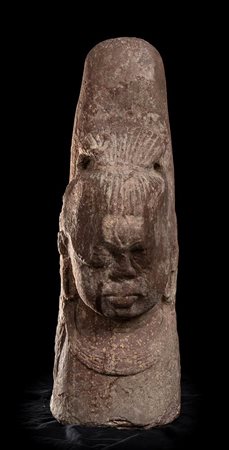 LINGA CON IL VOLTO DI SHIVA IN PIETRA, EKMUKHALINGA<br>India, Mathura, stile del periodo Kushana