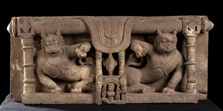 PIEDISTALLO IN PIETRA CON LEONI<br>India settentrionale, Rajasthan (?), X-XII secolo.<br>