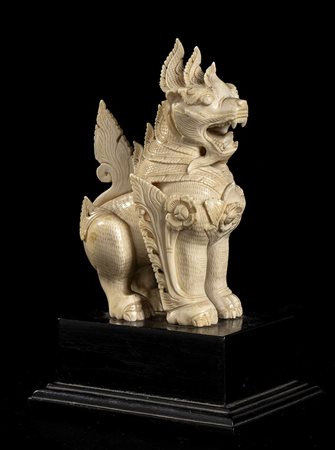 ANIMALE MITOLOGICO IN AVORIO<br>Birmania, inizio del XX secolo