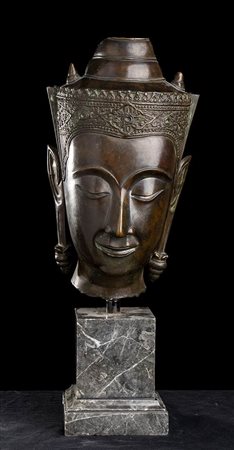 TESTA DI BUDDHA IN BRONZO<br>Thailandia, stile Ayutthaya, XVII-XVIII secolo