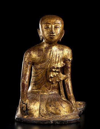 SCULTURA DI MONACO IN LAEGNO LACCATO E DORATO<br>Thailandia, inizio del XX secolo