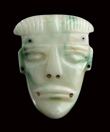 UNA MASCHERA IN GIADA E UNA FIGURA IN PIETRA<br>Stile Olmeco