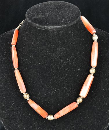 GIROCOLLO IN PIETRA DURA E ARGENTO Italia, anni '60 53 cm