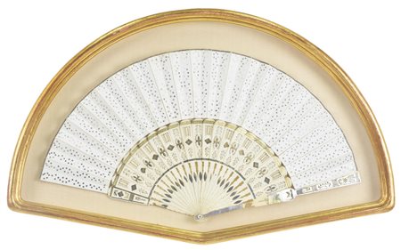 VENTAGLIO in avoriolina e carta finemente decorato, cm 50x26 Venezia, seconda...