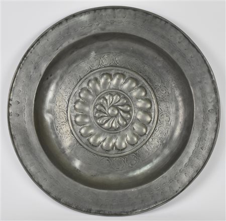 PIATTO DA PARATA in peltro diam cm 40 Francia, fine XVIII sec.