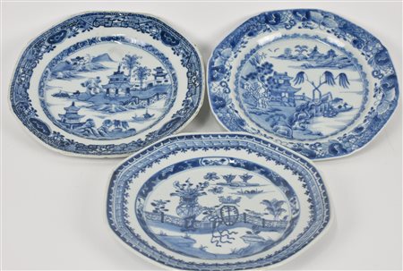 LOTTO DI TRE PIATTI IN PORCELLANA Compagnia delle Indie finemente decorati...
