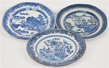 LOTTO DI TRE PIATTI IN PORCELLANA Compagnia delle Indie finemente decorati...