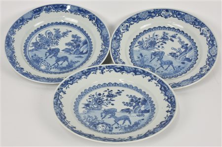 LOTTO DI TRE PIATTI IN PORCELLANA Compagnia delle Indie finemente decorati...