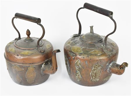 COPPIA DI TEIERE in rame con decorazioni a sbalzo in ottone h cm 30, h cm 26...