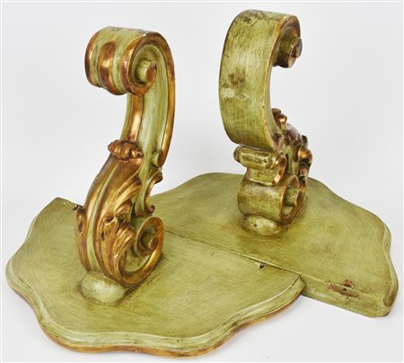 COPPIA DI MENSOLE in legno scolpito e laccato cm 33x39x22 Italia, seconda...