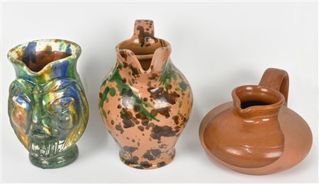 LOTTO DI TRE BROCCHE in maiolica h da cm 13 a cm 23 Italia, XX sec. Difetti