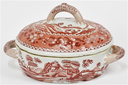 ZUPPIERA IN PORCELLANA con decorazioni orientaleggianti firmata sotto la base...