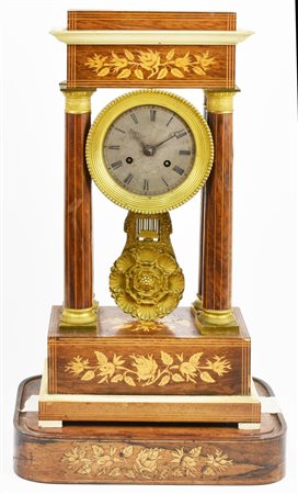 PENDOLA A PORTICO in legni di varie essenze finemente decorata con bronzi...