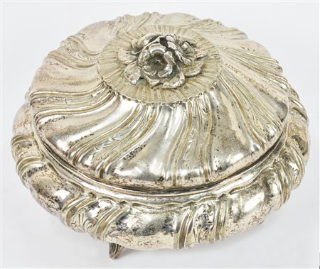 SCATOLA IN METALLO ARGENTATO h cm 14 diam cm 22 Italia, meta' XX sec. Lievi...