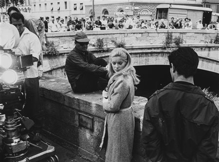 Pierluigi Praturlon (1924-1999)  - Senza titolo (Catherine Deneuve sul set), years 1960/1970