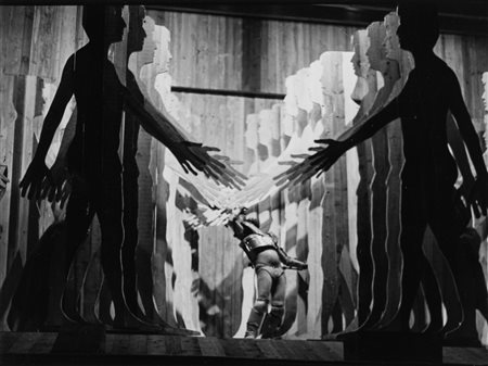 Anonimo - Vittorio Gassman tra le sagome lignee di Mario Ceroli al Teatro Stabile di Torino, 1967/1968
