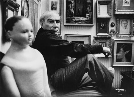 Ugo Mulas (1928-1973)  - Il poeta Raffaele Carrieri nella sua casa di Milano, 1963