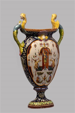 Vaso biansato in ceramica policroma, con decorazioni a grottesche, Faenza fine secolo XIX - inizi secolo XX