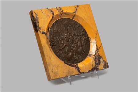 Placca con bassorilievo in bronzo in stile rinascimentale, entro cornice in marmo giallo di Siena, secolo XIX