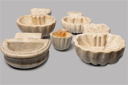 Lotto di cinque antiche acquasantiere in marmo