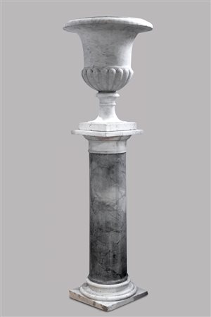 Vaso mediceo su colonna in marmo, secolo XIX