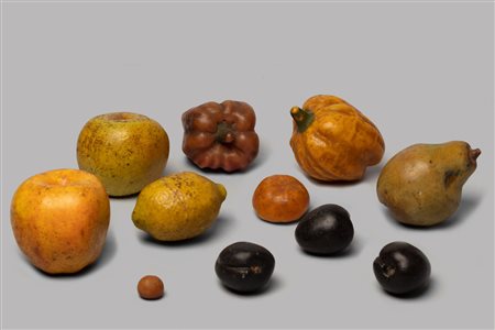 Lotto di 11 frutti e ortaggi in cera, secolo XIX