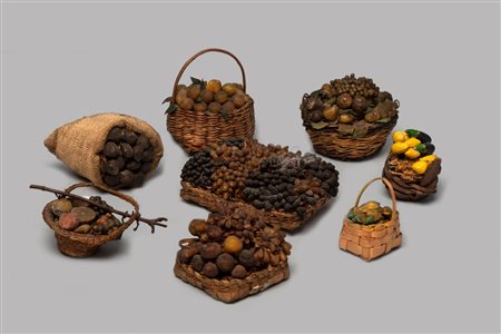 Lotto di otto composizioni di frutti vari con cestino da presepe, Napoli secolo XIX