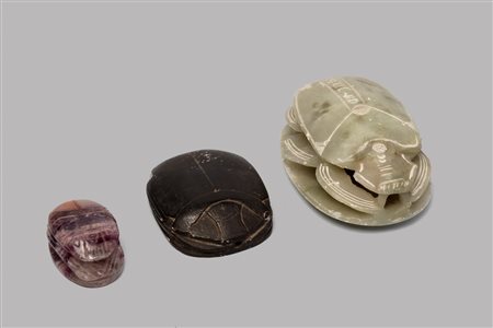 Tre scarabei: uno in alabastro, uno in Blue John e uno in pietra nera, secolo XIX