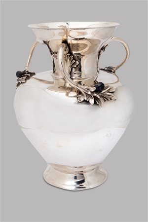 Vaso in argento con tre manici decorati a motivi vegetali e bacche in legno ebanizzato nero, Messulam, Milano